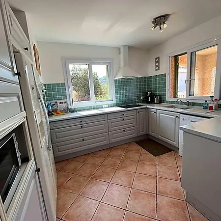 Superb With Sea View And Private Pool מונטיסלו